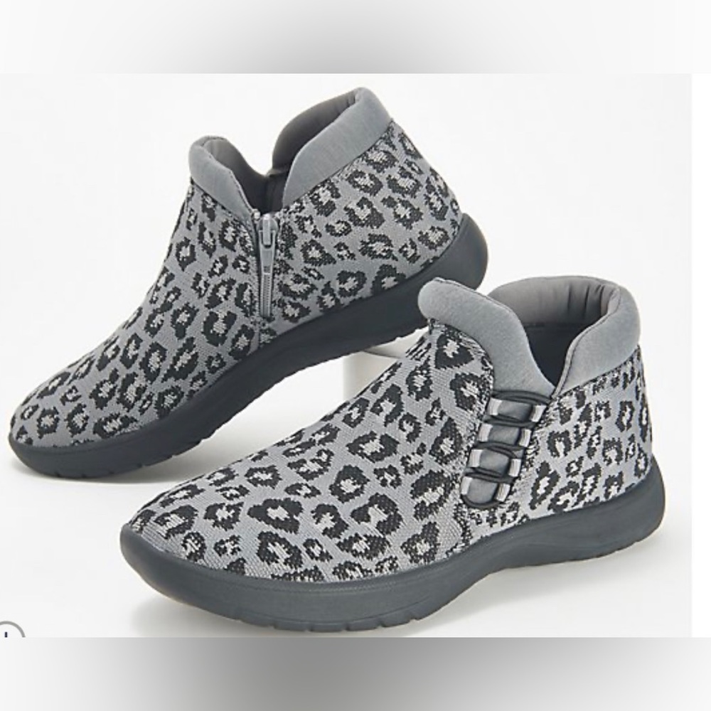 Clarks cloud steppers Adela pine in grey leopard slip on in 7.5.  NWT